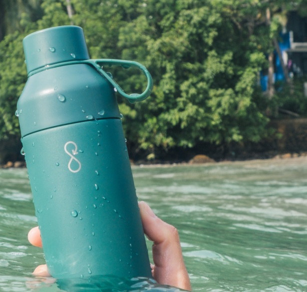 Ocean Bottle (Trinkflasche) in einer Hand im Wasser