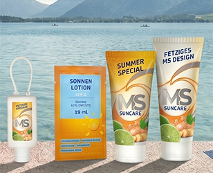 Sonnencreme mit individuellem Design vor einem See